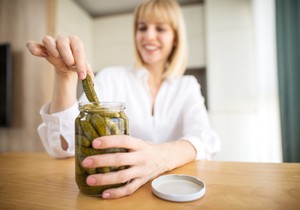 Želja za kiselim krastavčićima nije siguran znak trudnoće