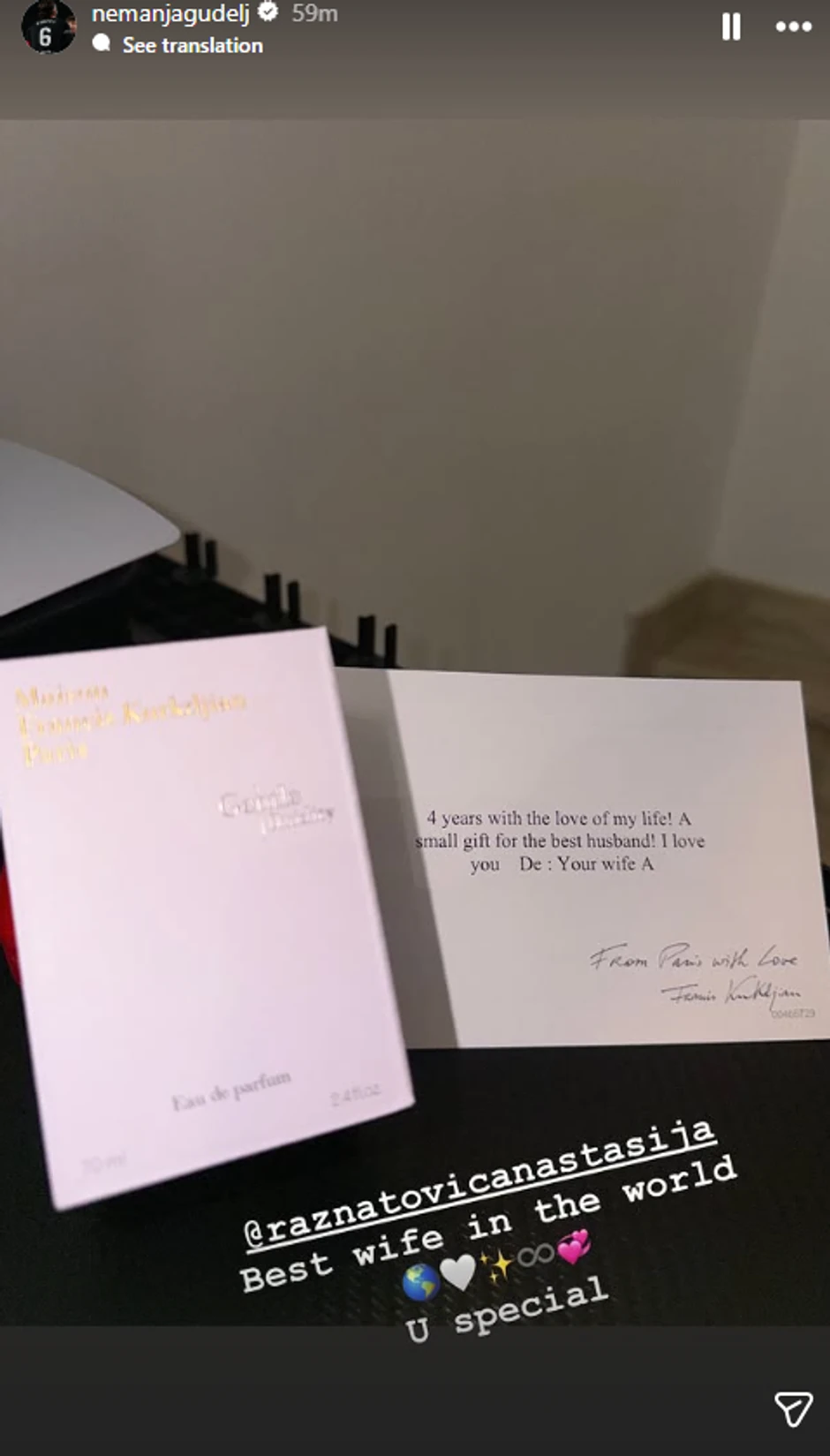 Nemanja Gudelj pokazao poklon