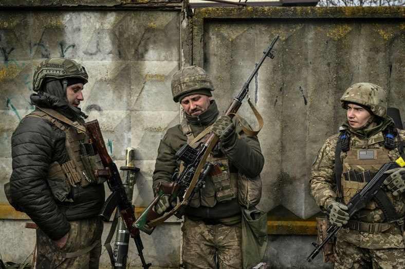 Ukraińscy żołnierze przygotowują się do przejścia na linię frontu w pobliżu Bachmutu, Ukraina, 8 marca 2023 r.
