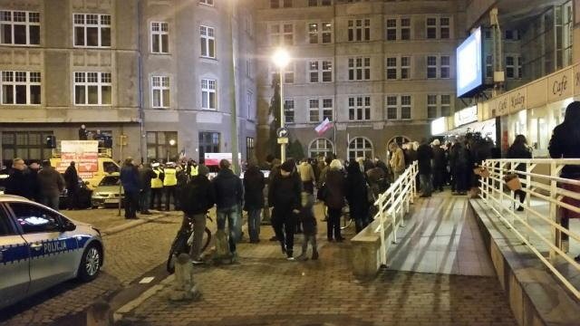 Protesty pod Teatrem Polskim we Wrocławiu (fot. Marta Wróbel)