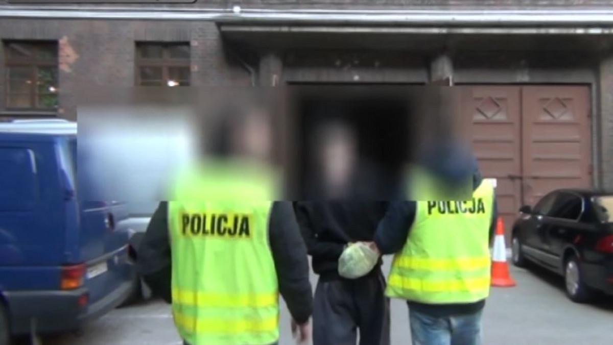 Wrocławscy policjanci zatrzymali 18-latka, który na klatce schodowej jednej z kamienic na Starym Mieście próbował zgwałcić młodą kobietę. Na szczęście ofierze udało się wyrwać napastnikowi i wezwać pomoc. Decyzją sądu najbliższe trzy miesiące mężczyzna spędzi w areszcie. Grozi mu do 12 lat więzienia.