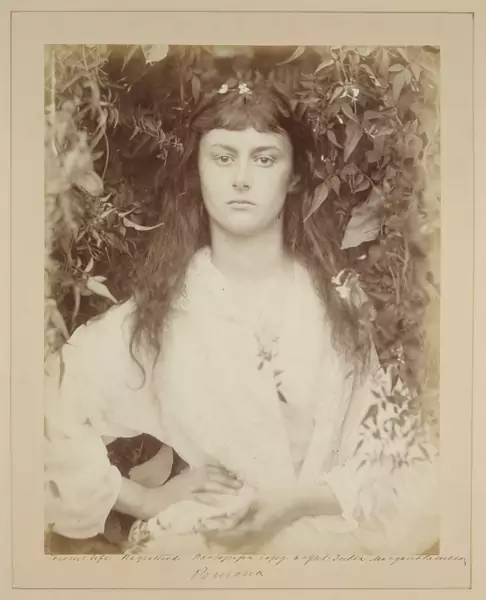 Alice Liddell, w 1872 r.  / Julia Cameron The Royal Photographic Society Collection Victoria and Albert Museum, London Getty Images