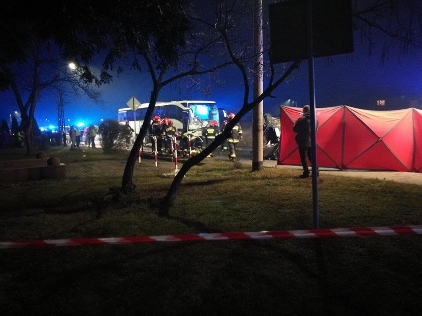 Osobówka zderzyła się z autokarem na Śląsku. Ofiary śmiertelne