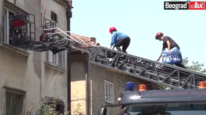 Jedan vatrogasac je asistirao Ljubici pri ulasku u stan kroz prozor