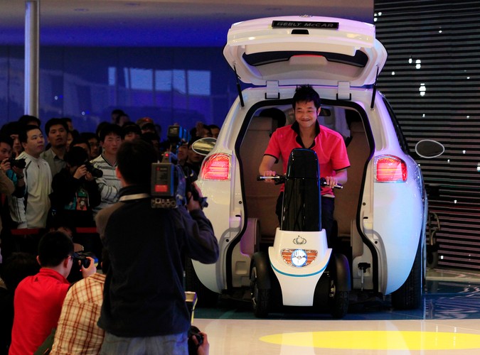 Salon samochodowy w Szanghaju... Jest na czym zawiesić oko :)