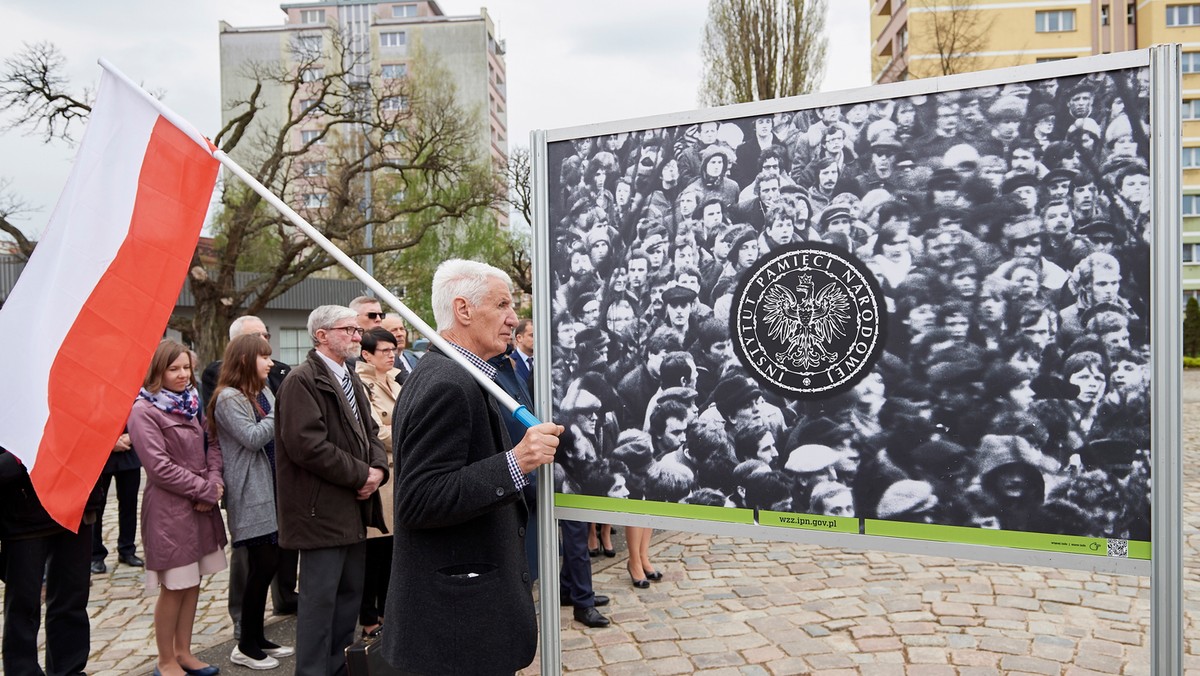 Założenie 40 lat temu Wolnych Związków Zawodowych Wybrzeża było milowym krokiem w polskiej drodze do wolności - napisał dzisiaj na Twitterze premier Mateusz Morawiecki. Jak dodał, rewolucja Solidarności była możliwa dzięki odwadze wszystkich, którzy włączyli się w ruch WZZ.