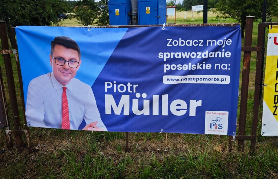 Rzecznik rządu promuje się na pomorskiej wsi.