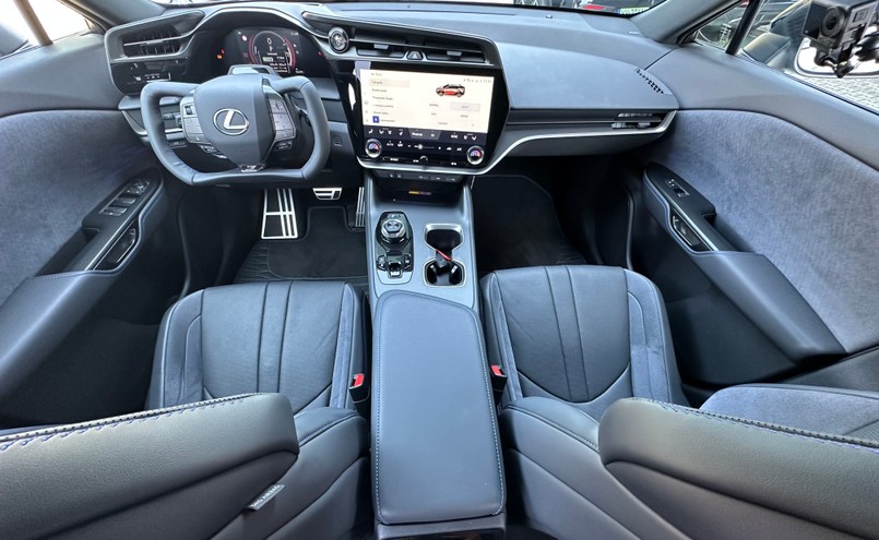 Nowy Lexus RZ 550e F SPORT