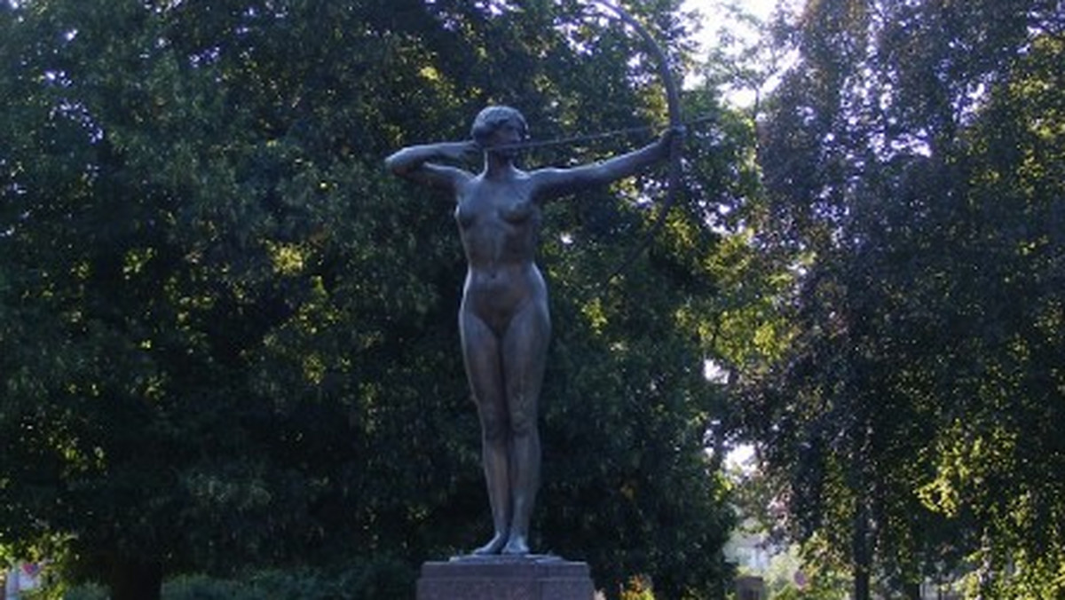 Rzeźba "Łuczniczki", symbol Bydgoszczy, zniknął z remontowanego parku Kochanowskiego. W przyszłym roku, po wykonaniu niezbędnych prac restauratorskich, powróci na swoje miejsce.