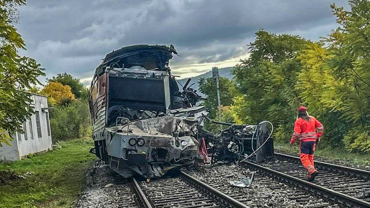 Pred tunelom v obci Jablonov nad Turňou došlo k zrážke dvoch rýchlikov.