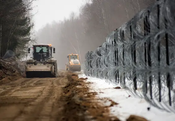 Migranci znów są na granicy z Białorusią, a "twierdza" rośnie. Wiemy, kiedy będzie gotowa