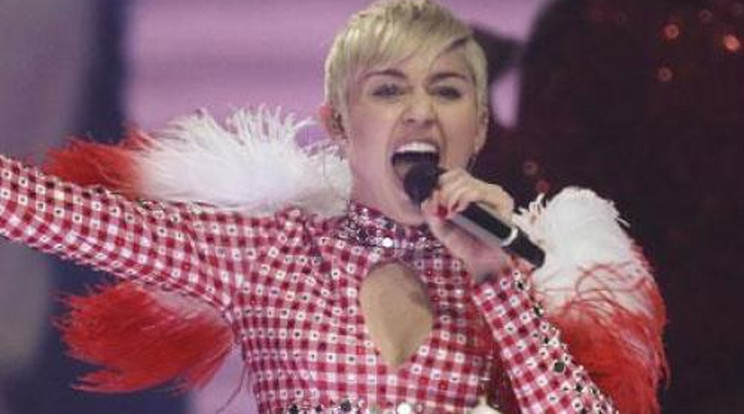 Belopózott Miley Cyrus öltözőjébe