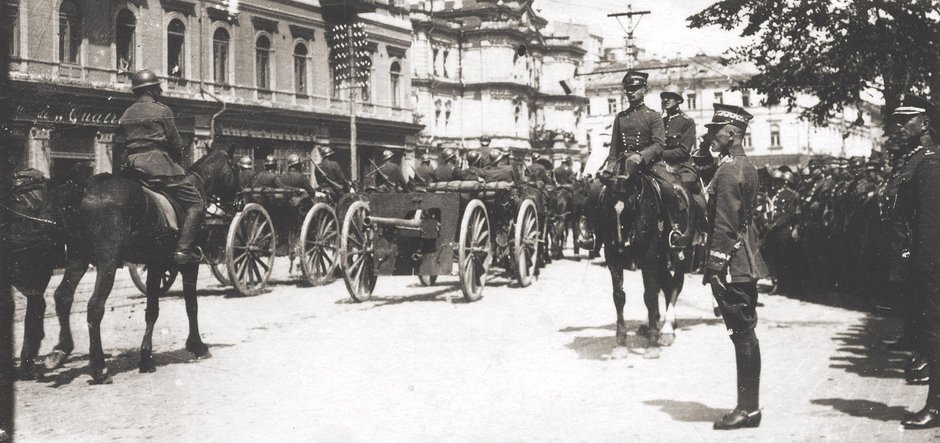 Gen. Edward Rydz-Śmigły przyjmuje defiladę na Chreszczatyku, Kijów, 9 maja 1920 r.