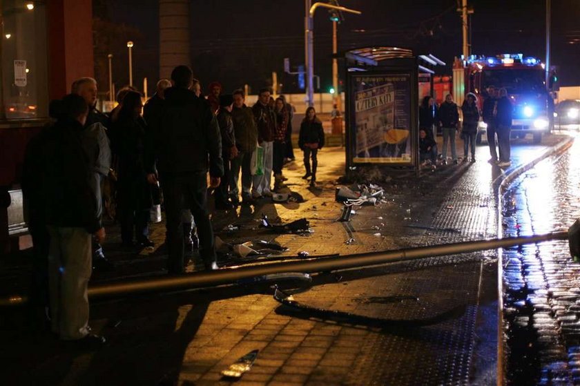 Golf wjechał w przystanek autobusowy