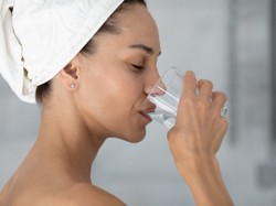 Ciągle chce ci się pić? Oto najczęstsze przyczyny wzmożonego pragnienia