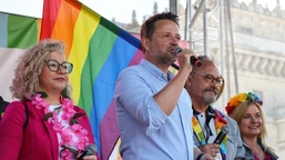 parada równości. atak na jedną z platform. interweniowała policja