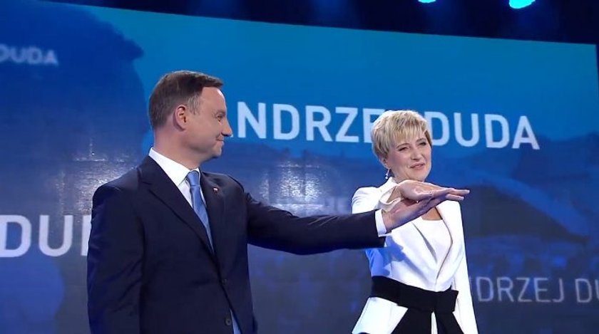 Duda też ma suflerkę! "Idź, pocałuj"