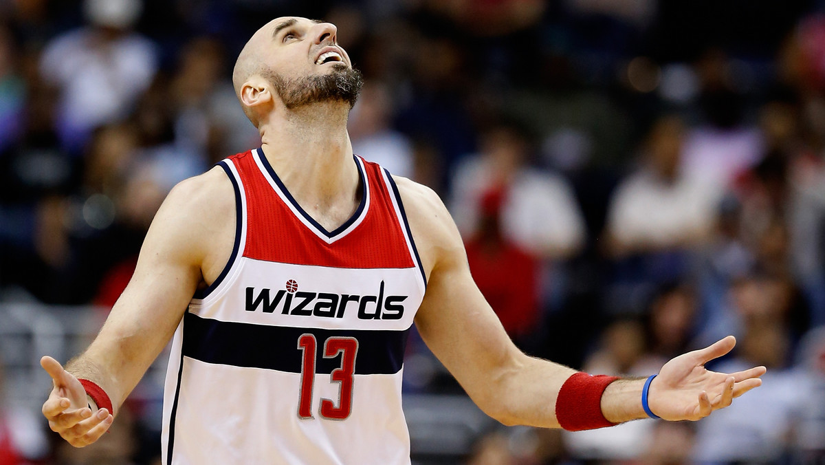 Dopiero po trzeci wyjazdowy triumf w sezonie sięgnęli Washington Wizards, pokonując Chicago Bulls 107:97. Marcin Gortat zagrał dobry mecz, notując 16. w rozgrywkach double-double złożone z 14 punktów i 11 zbiórek.