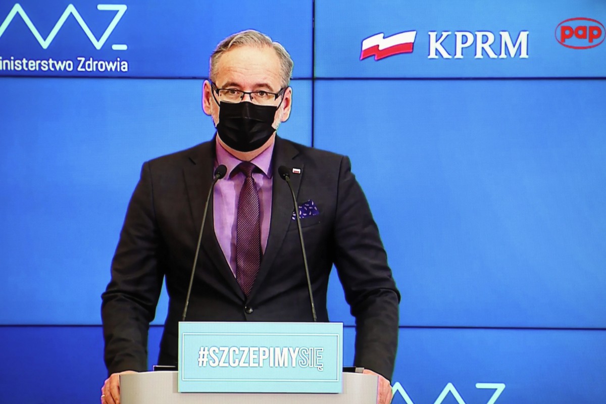 Warszawa, 07.04.2021. Koronawirus w Polsce. Minister zdrowia Adam Niedzielski podczas konferencji prasowej, transmitowanej z siedziby KPRM i oglądanej w jednym z mieszkań w Warszawie, 7 bm. (jm) PAP/Leszek Szymański