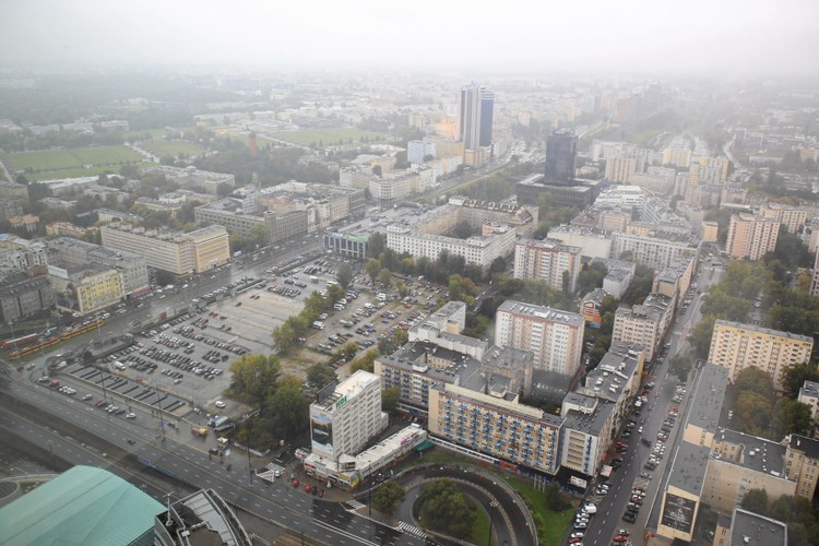 Na zewnątrz budynku znajduje się taras z jacuzzi i leżakami, z którego nawet w chłodne dni można podziwiać panoramę miasta. Na zdjęciu: Złota 44, widok z apartamentowca Libenskinda (3)
