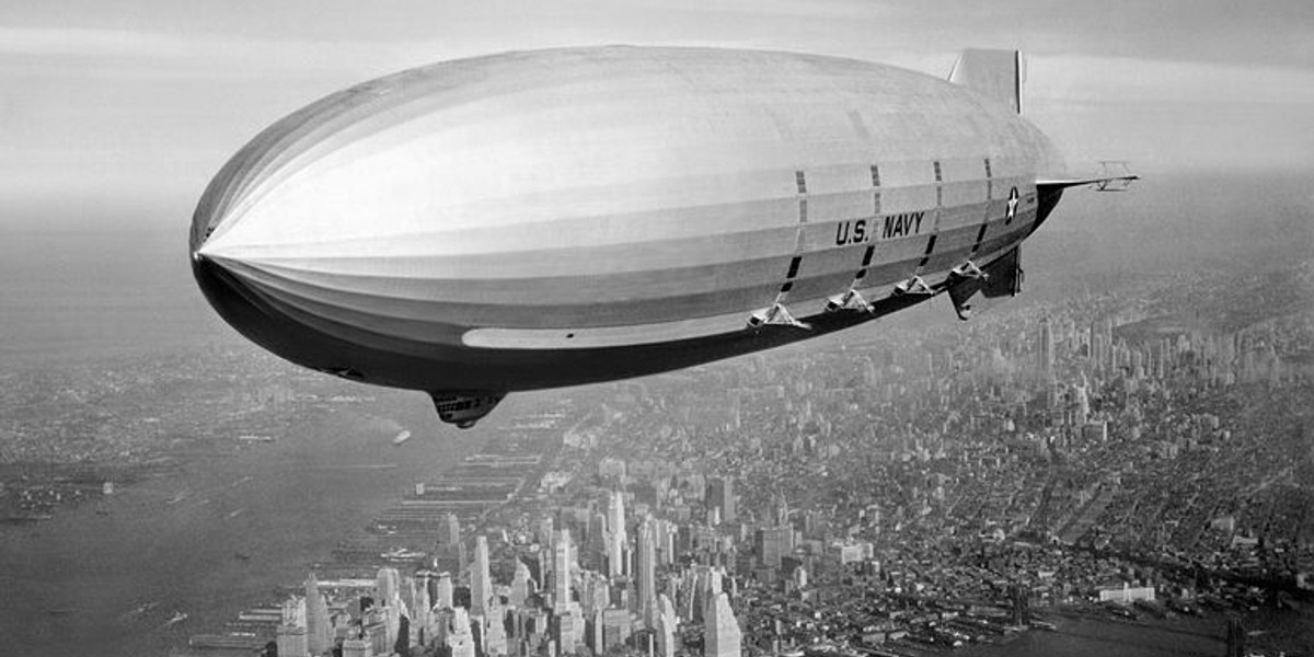 USS Macon, sterowiec wykorzystywany przez amerykańską armię w latach 1933-1935. Brin miał się nim inspirować w swoim projekcie. USS Macon powstał w tej samej placówce Ames Research Center