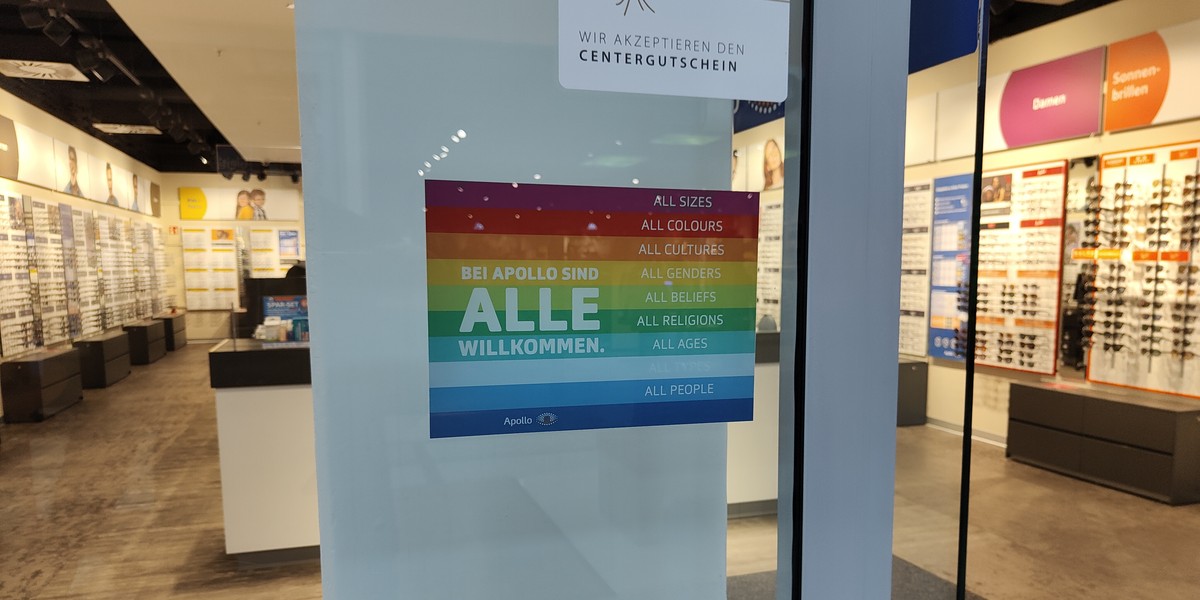 Flaga LBGT przed sklepem okulistycznym sieci Apollo.