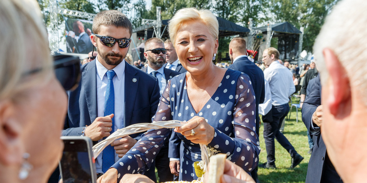 Prezydencka para gości na dożynkach w Małopolsce.