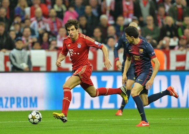 Javi Martinez (L) in action against Barcelona's Marc Bartra bayern barcelona gebert