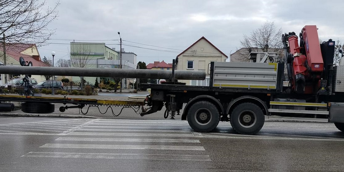 38-letni kierowca ciężarówki tak zostawił auto i poszedł na zakupy. 