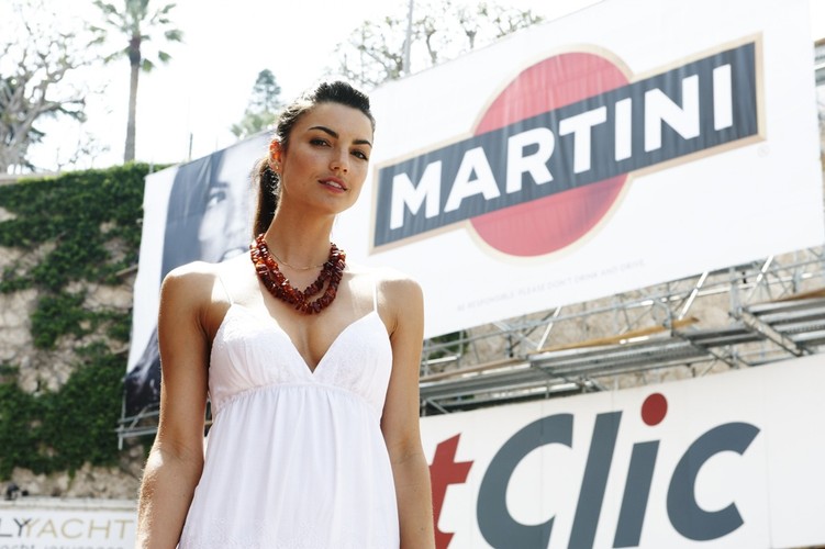 A na plakatach jest tylko całkiem niewinny portret