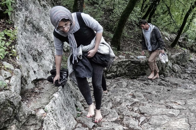 Od Donjeg do Gornjeg manastira na Ostroškoj gredi vernici uglavnom odlaze bosi