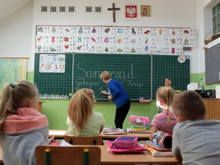 Polscy nauczyciele są jednymi z najgorzej wynagradzanych na świecie. Za swoją roczną pensję mogą się wybrać na samochodową wycieczkę nie dalej, niż 202 tys. km od domu.