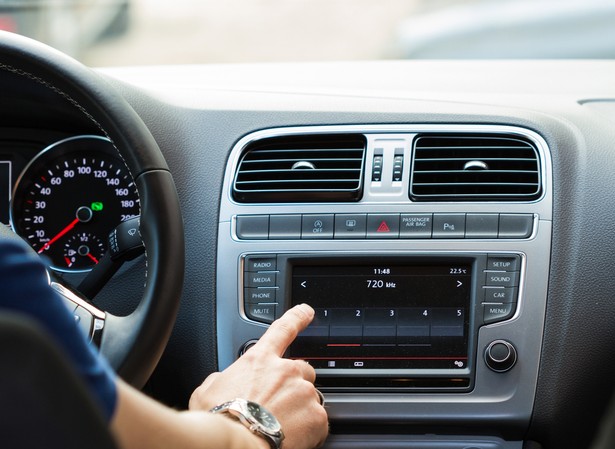 Analitycy platformy Carsmile: Im mniej elektroniki w samochodzie, tym szybciej będzie można go kupić.