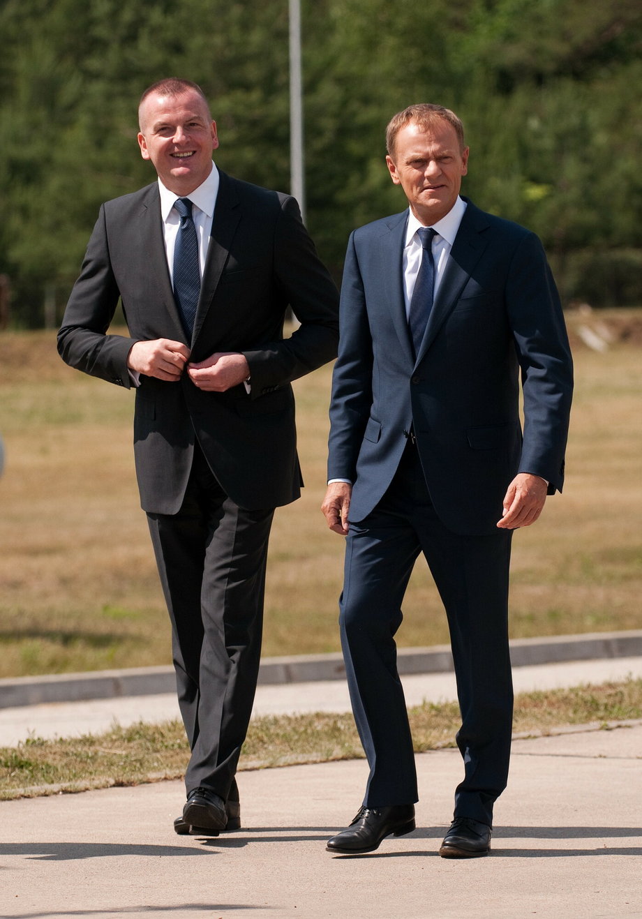 Ówczesny premier Donald Tusk i prezes PERN Robert Soszyński podczas wizyty w przepompowni ropy naftowej w Adamowie w woj. podlaskim. 14 czerwca 2011 r.