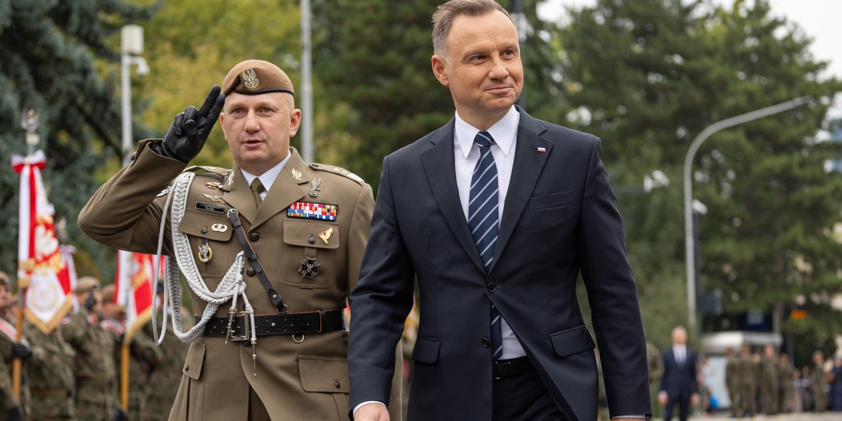 Prezydent Duda, a za nim dowódca operacyjny Rodzajów Sił Zbrojnych gen. Maciej Klisz.