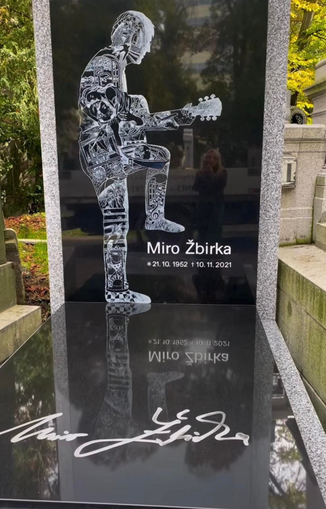 Hrob slovenského speváka a skladateľa Miroslava Žbirku. 