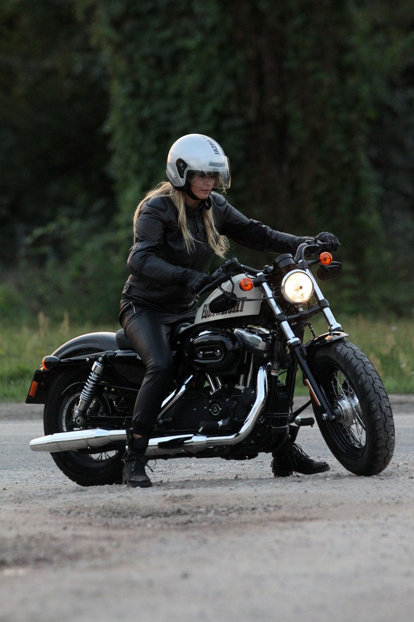 Marcelina Zawadzka na motocyklu