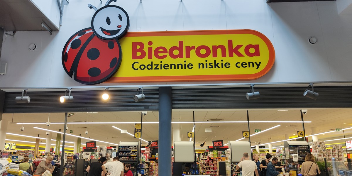 Branża handlowa zastanawia się, czy biblioteki Biedronki służą na pewno wyłącznie do promocji czytelnictwa.