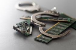 Wielka Brytania potraktuje imigrantów jak więźniów? Rząd rozważa zakładanie im elektronicznych bransoletek