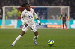 Bertrand Traore przenosi się z Olympique Lyon do Aston Villi