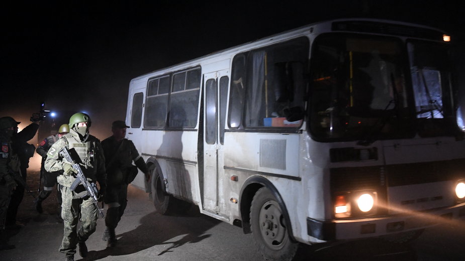 Bus mający przewozić rannych ukraińskich żołnierzy w obstawie bojowników samozwańczej DRL