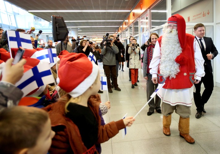 Dzieci dostały maskotki, pocztówki i słodycze. Przedszkolaki przyznały, że już pisały listy do Mikołaja z prośbą o podarunki. <br>
Na zdj. Święty Mikołaj na warszawskim lotnisku<br><br> fot. (cat) PAP/Leszek Szymański