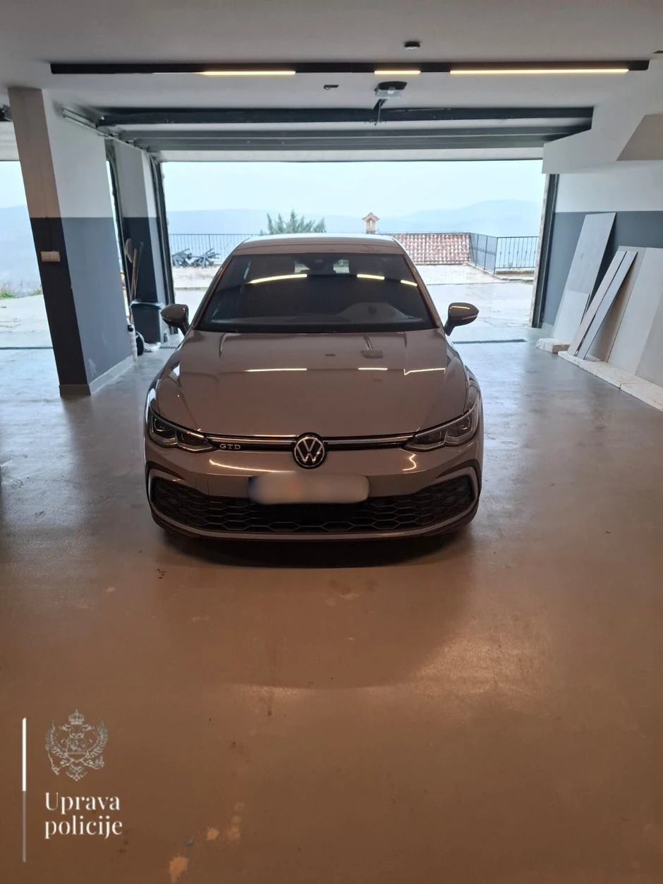 Zaplena automobila i novca u kući Radoja Zvicera