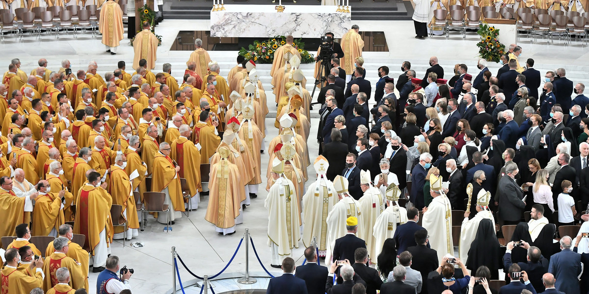 Liturgia odbywa się z udziałem najważniejszych hierarchów polskiego Kościoła i przedstawicieli najwyższych władz państwowych