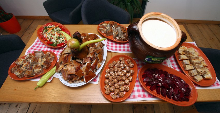 Kiselo mleko, kroketi od sira, cvekla sa kimom, pita od heljde, pečena mangulica...