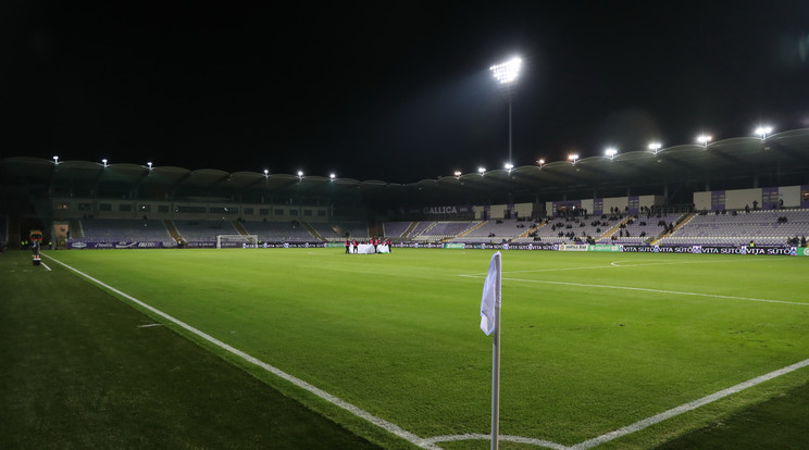 A Szusza Ferenc Stadion gyepszőnyege alkalmatlan a játékra, ez a kép a hétvégi Mol Vidi elleni meccsen készült / Fotó: Pozsonyi Zita