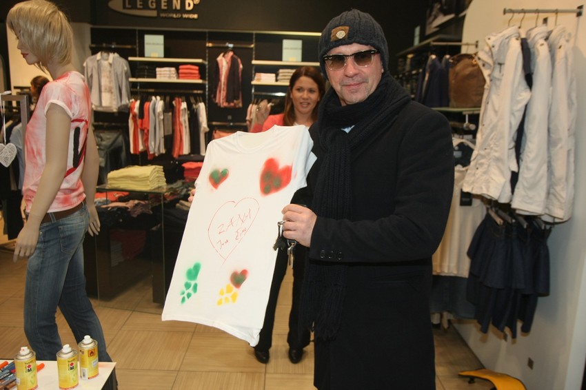 Žika sa majicom koju je naslikao Jeleni od srca