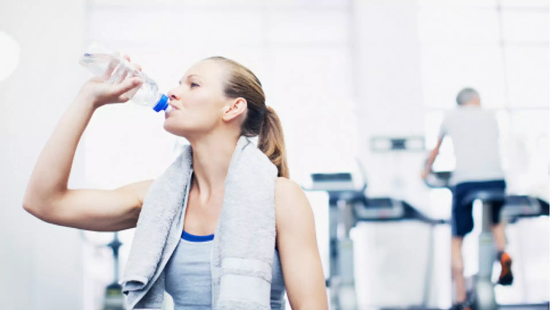 Jak powinniśmy pić wodę, aby utrzymać naszą kondycję w czasie wysiłku fizycznego?