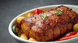 schab ze śliwką, klasyk na wielkanoc. pieczony schab z „oczkiem” ze śl