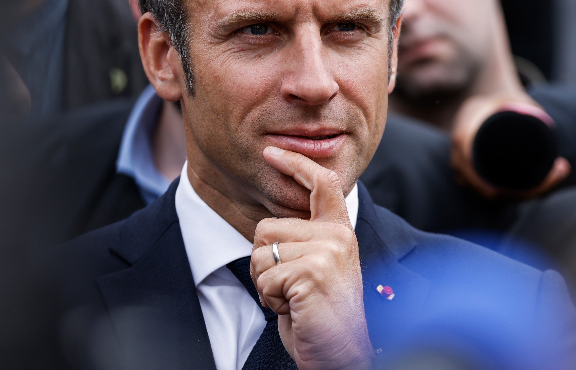 Francúzsky prezident Emmanuel Macron gestikuluje počas návštevy ukrajinského mesta Irpiň neďaleko Kyjeva.
